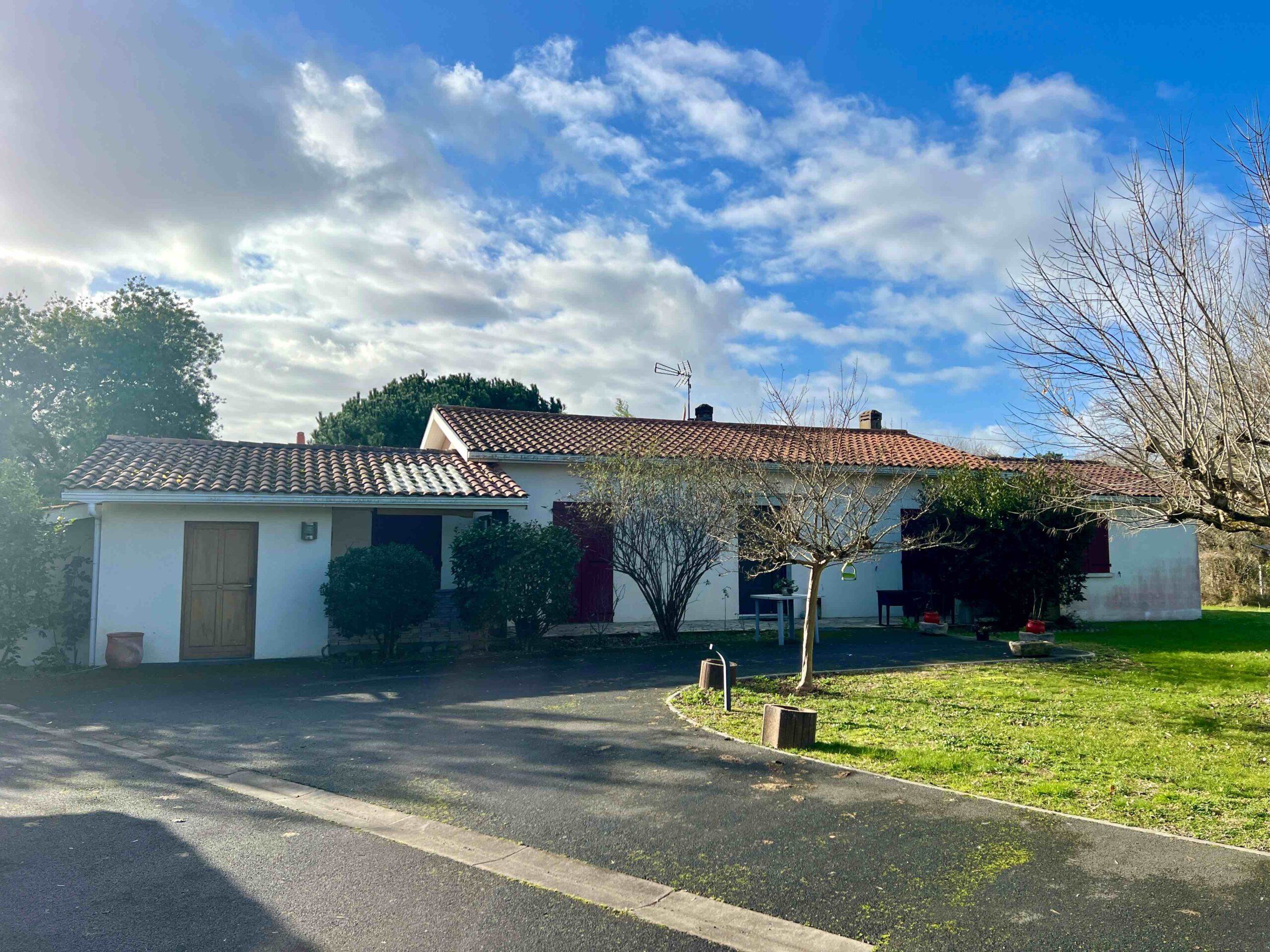 Maison avec jardin et ciel bleu