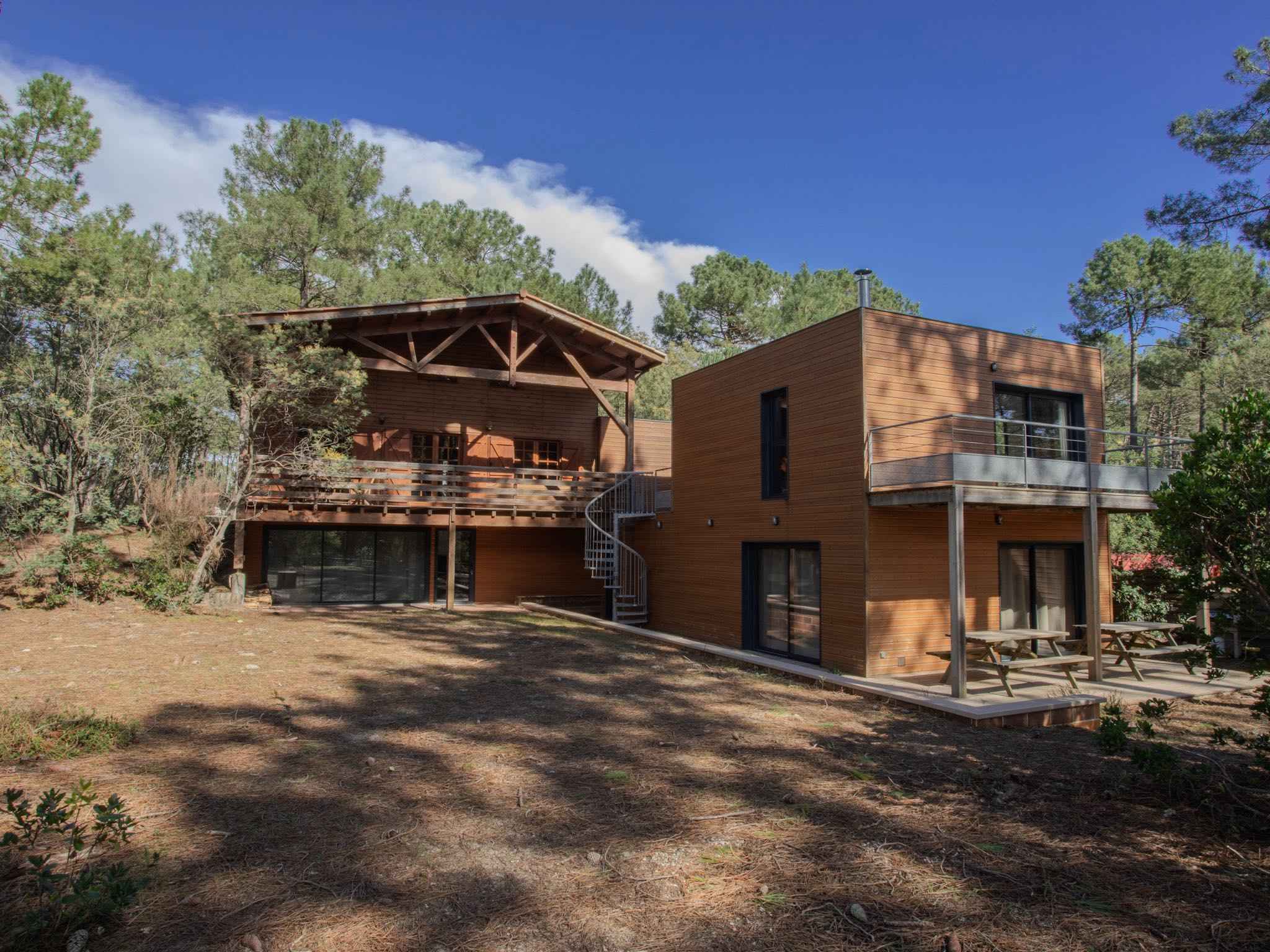 Maison en bois et jardin