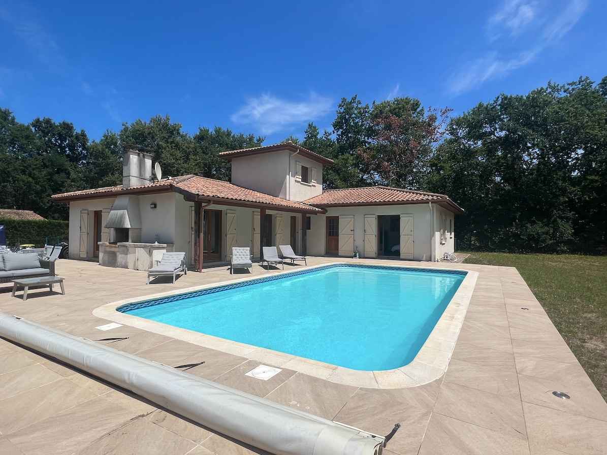 Maison avec terrasse et piscine